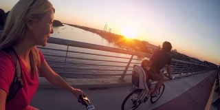 日落时分，一家人在城市里一起骑车