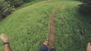 一个男人在森林里越野跑的视频视频素材模板下载