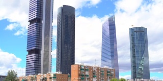 马德里商业区有四座摩天大楼，时光流逝