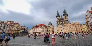 行人拥挤的老城广场，布拉格，捷克共和国