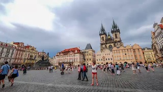 行人拥挤的老城广场，布拉格，捷克共和国视频素材模板下载