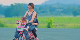 亚洲妈妈和女儿一起骑车