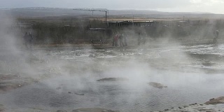 摇摄:冰岛斯特罗库尔间歇泉的游客