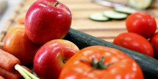 厨房柜台上有新鲜的蔬菜和水果。