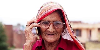 村子里的老年妇女在打电话