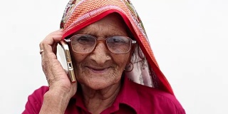 一个老妇人在用手机聊天
