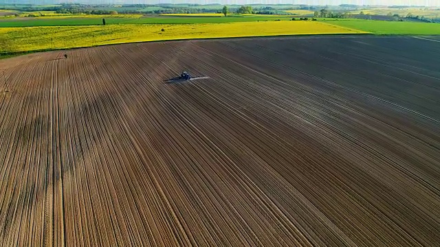 农业。田间耕作拖拉机的空中拍摄