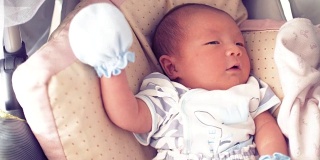 亚洲新生婴儿在婴儿车
