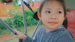在泰国南邦的南邦琅寺，小女孩正在享受一辆马车视频素材模板下载