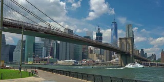 低角度的布鲁克林大桥在东河上的城市景观对天空