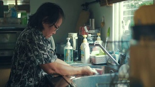 老女人在家里洗碗视频素材模板下载