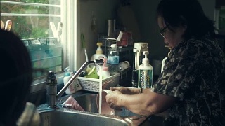 老女人在家里洗碗视频素材模板下载