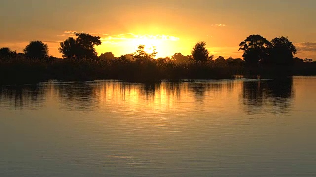 非洲河上的日落。