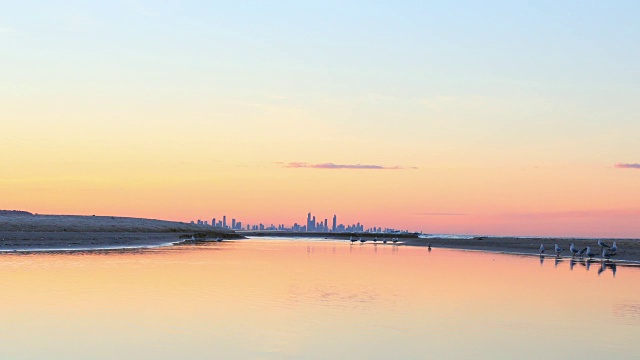 晴朗的天空在日落在黄金海岸澳大利亚