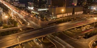 多路高速公路和立交桥高峰时间的交通，白天到晚上的过渡/北京，中国