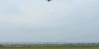 飞机从机场起飞