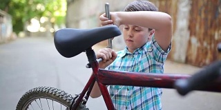 小男孩在修自行车