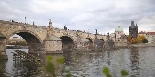 伏尔塔瓦河上的布拉格查理大桥