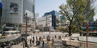 日本东京，行人穿过涉谷十字路口