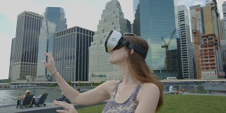一名年轻女子戴着虚拟现实眼镜在纽约曼哈顿市中心
