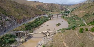 马达加斯加高地脏河桥无人机视图