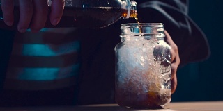 Cinemagraphs:倒可乐苏打到冰的玻璃与飞溅