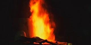 SLO MO高炉火灾。在铸造厂加工钢材。