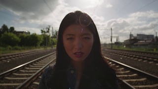 亚洲年轻女子在铁路上哭泣。视频素材模板下载
