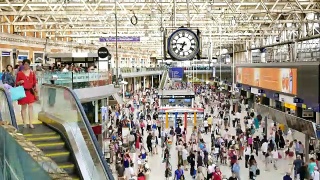 4K伦敦地铁车站，高峰期乘客，英国，英国视频素材模板下载