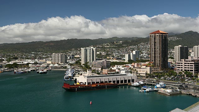 夏威夷檀香山市中心的天际线和码头