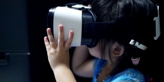 带VR眼镜的宝贝女孩
