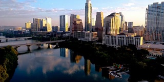 完美的镜子反射奥斯汀德克萨斯日出戏剧性多彩的早晨天际线城市景观无人机视图备份