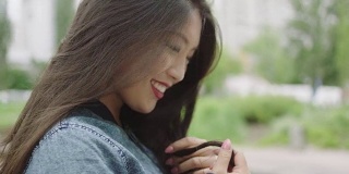 年轻的亚洲女人的肖像与订婚戒指