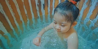 亚洲小女孩享受温泉
