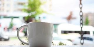 在室外大理石咖啡桌上放着一杯咖啡