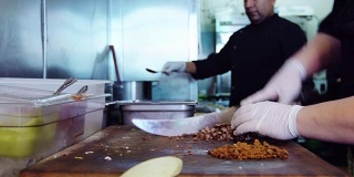 墨西哥餐厅厨房的厨师切烤肉