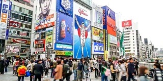 在大阪的南波街市场，人们拥挤不堪