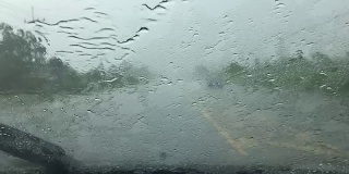 汽车刮水器在路上缓慢地刮去雨水