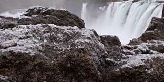 鹤拍摄:冰岛戈达佛斯瀑布冬季降雪