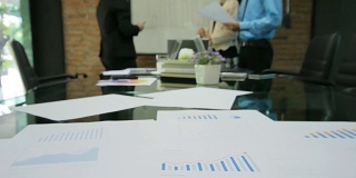 商务会议和头脑风暴与纸图表分析，摄影从右向左拍摄