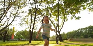 Slo Mo女孩在日落时在公园里跑步