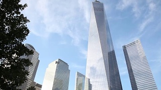 纽约商业区的办公楼和世界贸易中心一号大楼视频素材模板下载