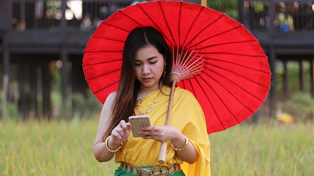 泰国妇女穿着传统风格的手机