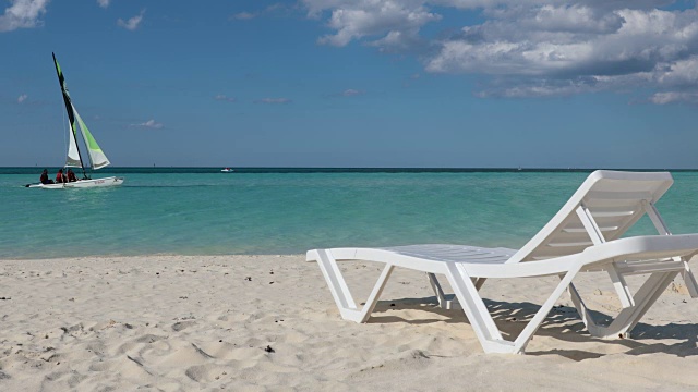 热带海滩上的扶手椅，Cayo Coco古巴