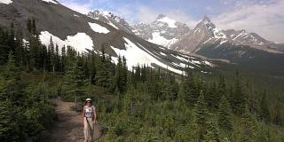 女子攀登帕克岭小径角山班夫国家公园加拿大阿尔伯塔省