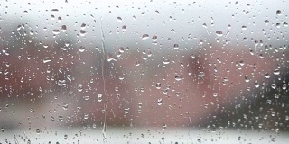 雨滴落在窗户上