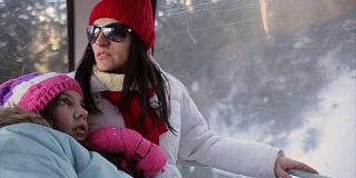 全家寒假，母女乘坐滑雪缆车
