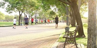 一群人在公园里跑步