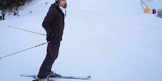 第一节滑雪课，滑雪教练向他的学生们讲解
