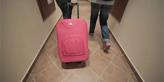 母女俩拖着行李箱来到酒店，用相机稳定拍摄